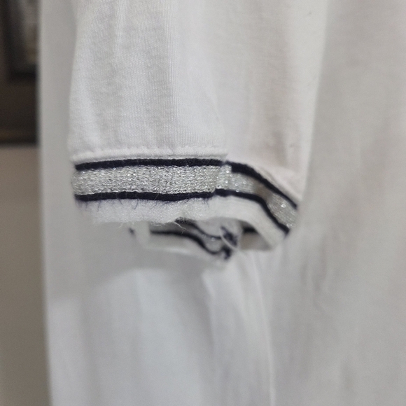 Frank Lyman Design White V-Neck Tee with Black Trim And Beaded Saying Size 8 - Picture 5 of 7